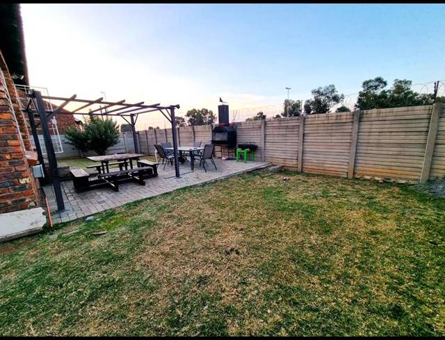 3 BEDROOM TOWNHOUSE FOR SALE IN LANGENHOVENPARK